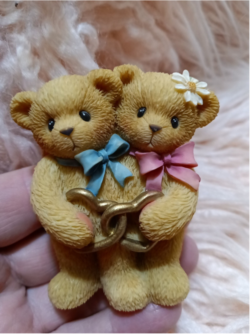 Cherished Teddies, Female & Male Bear Holding Golden Heart 1999 Pink Bow Daisy